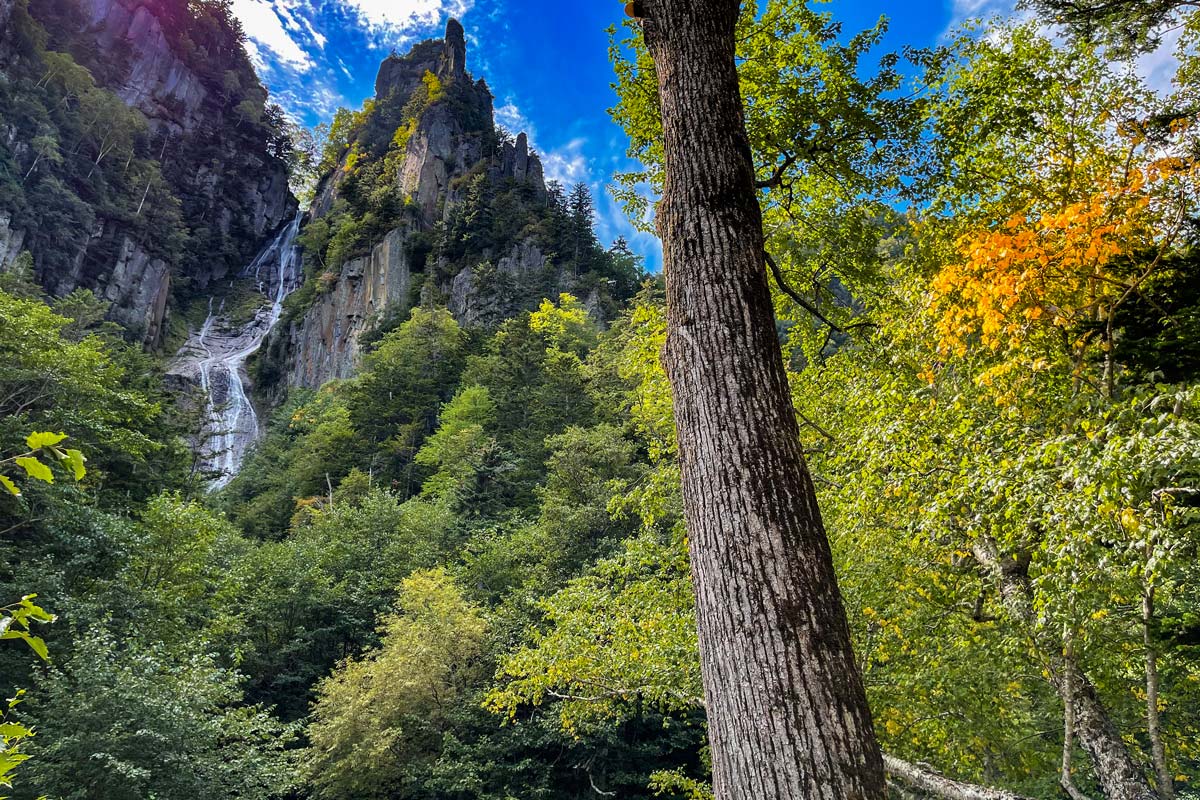 日本一早い紅葉、層雲峡にあるホテル大雪周辺の紅葉9月14日の様子