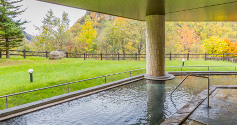 Hokkaido SounkyoOnsen OnsenResortHotel HotelTaisetsu  Outdoor bath with a view of valley